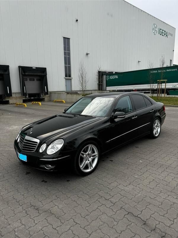 Schwarz Gebraucht 2006 Mercedes E55 AMG Avantgarde Limousine | 8.499 € - Bild 1/4