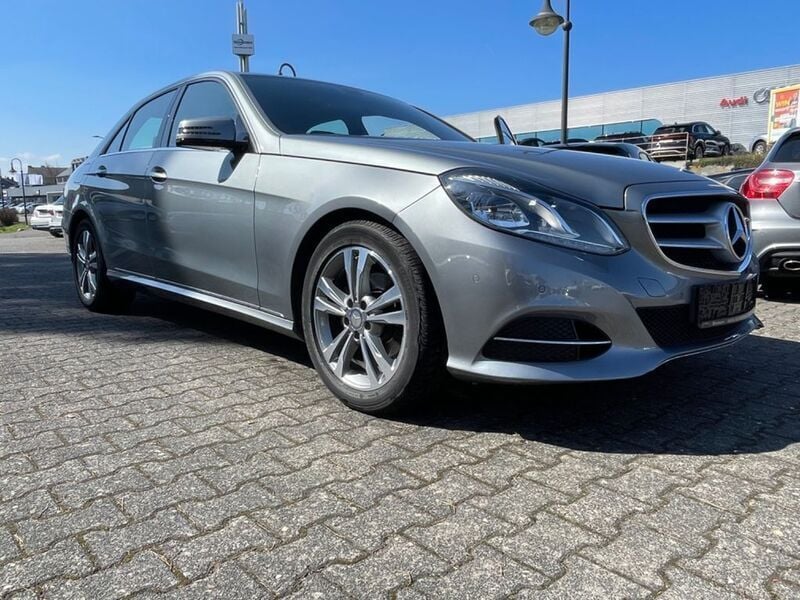 Palladiumsilber metalliclack Gebraucht 2013 Mercedes E200 Avantgarde Limousine | 16.499 € (Fairer Preis) - Bild 1/4