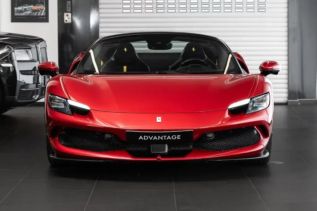 Gebraucht Ferrari 296 829 PS (609 kW) 2025 Rot Cabrio