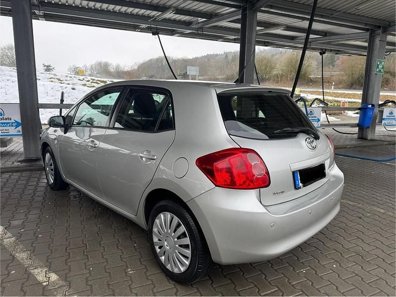 Gebraucht Toyota Auris 126 PS (92 kW) 2009 Silber Kleinwagen
