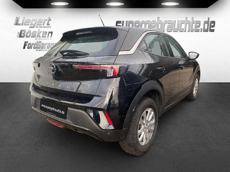 Gebraucht Opel Mokka Enjoy 101 PS (74 kW) 2024 Lackierung schwarz perla nera/ SUV