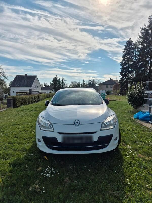 Weiß Gebraucht 2011 Renault Mégane III Bose Edition Limousine | 3.590 € (Guter Preis) - Bild 1/4