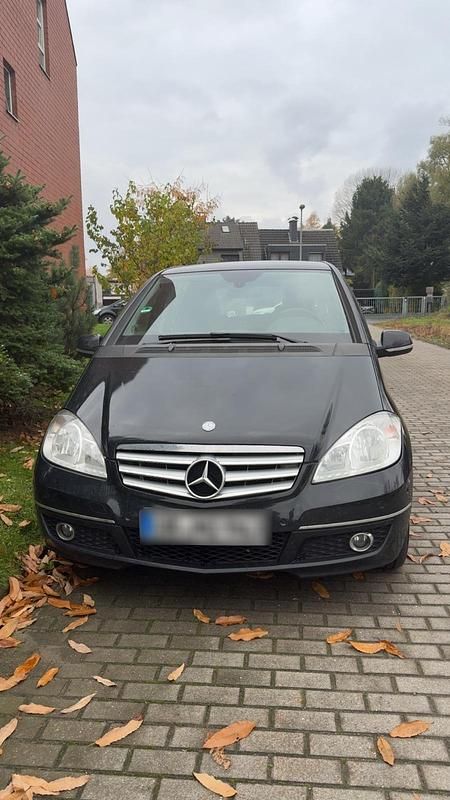 Schwarz Gebraucht 2010 Mercedes A180 Kleinwagen | 1.000 € (Superpreis) - Bild 1/4