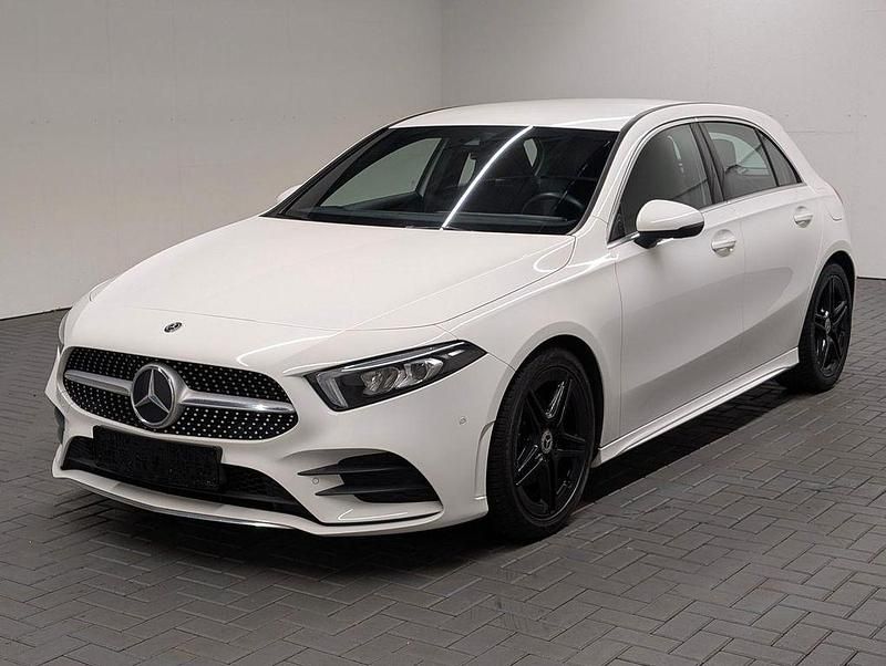 Weiß (polarweiss) Gebraucht 2019 Mercedes A200 AMG line Limousine | 21.980 € (Fairer Preis) - Bild 1/4