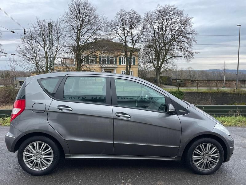 Grau Gebraucht 2011 Mercedes A160 Elegance Kleinwagen | 6.500 € (Fairer Preis) - Bild 1/4