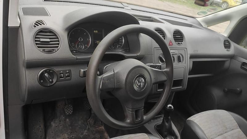 Second-hand VW Caddy 75 CP (55 kW) 2011 Alb Monovolum