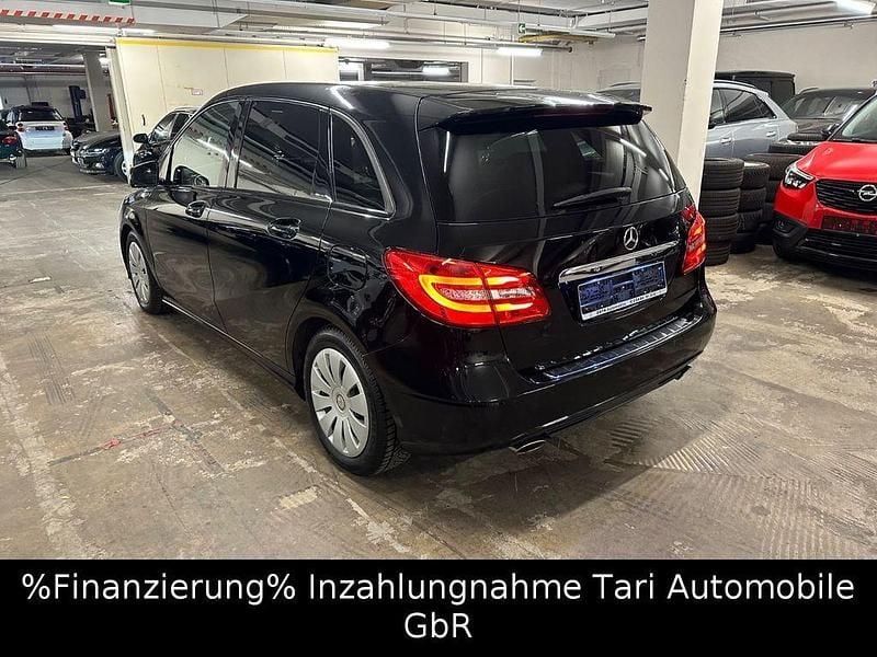 Schwarz Gebraucht 2012 Mercedes 200 Sport Limousine | 8.480 € (Guter Preis) - Bild 1/4