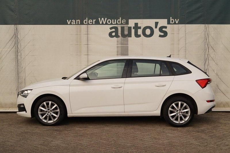 Weiß Gebraucht 2021 Skoda Scala Style Kleinwagen | 10.769 € (Superpreis) - Bild 1/4