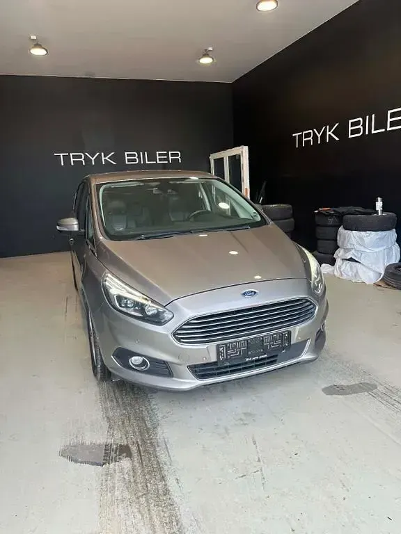 Gebraucht Ford S-MAX Titanium 209 PS (153 kW) 2016 Silber Van / Kleinbus