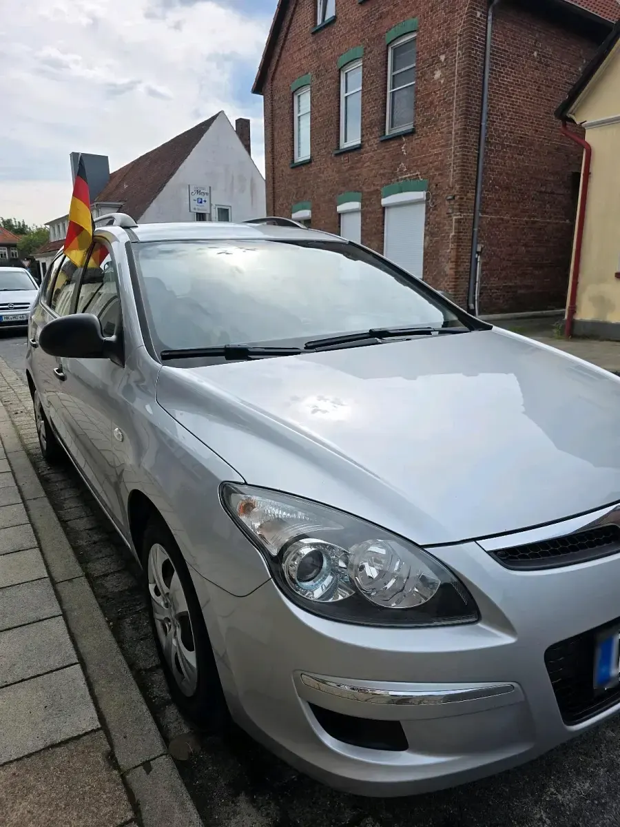 Gebraucht Hyundai i30 109 PS (80 kW) 2010 Silber Kombi