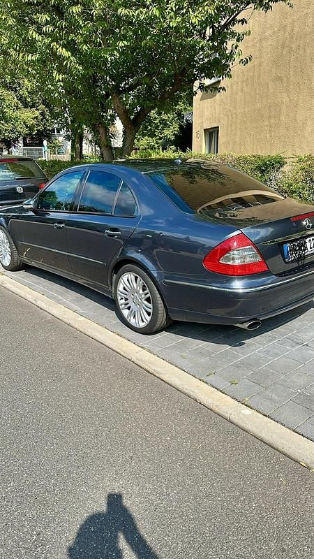 Schwarz Gebraucht 2009 Mercedes E280 Avantgarde Limousine | 6.400 € (Fairer Preis) - Bild 1/4
