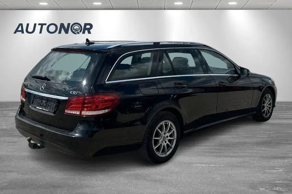 Używany Mercedes E220 170 KM (125 kW) 2013 Czarny Sedan/Limuzyna