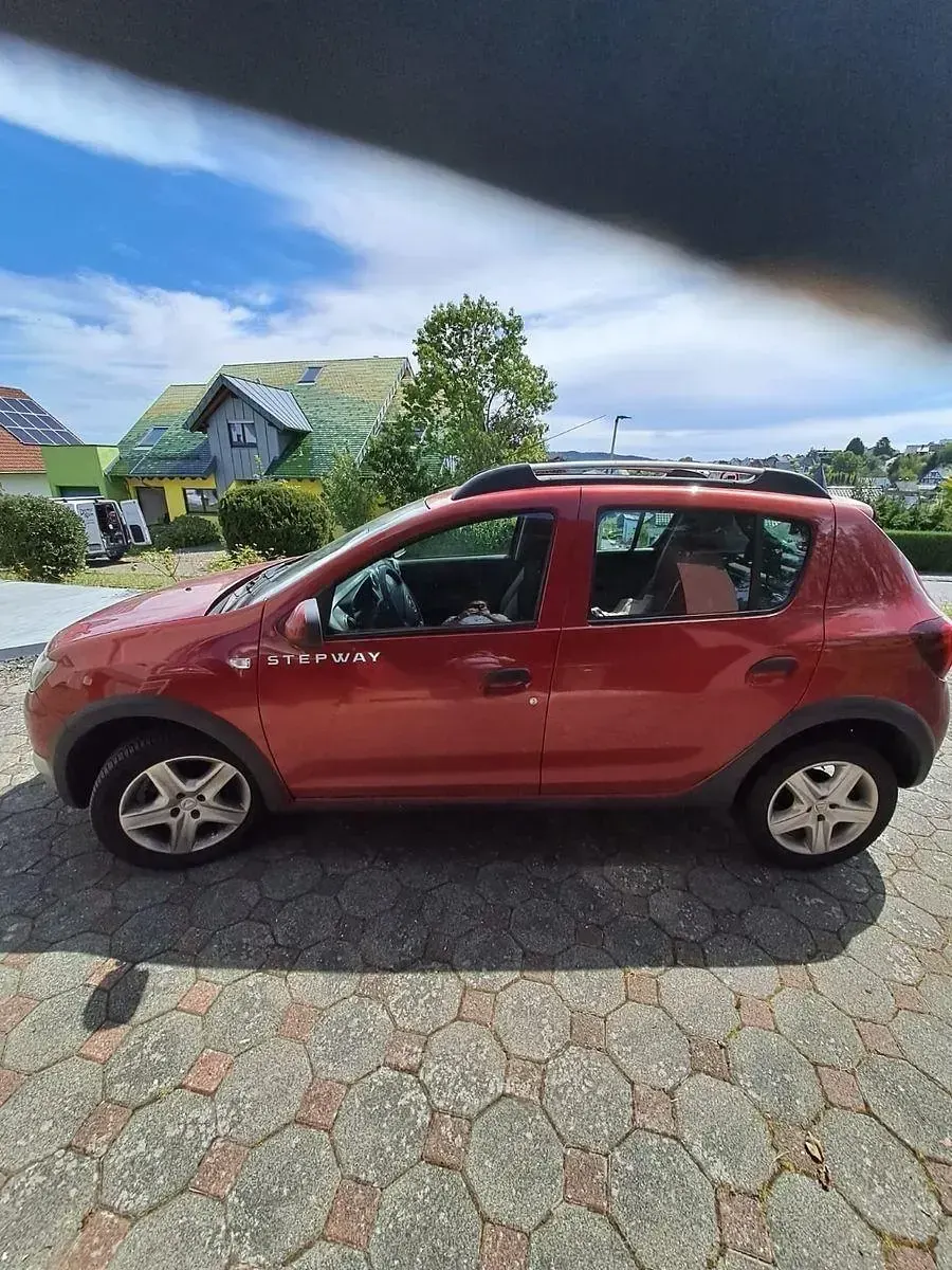 Gebraucht Dacia Sandero Celebration 90 PS (66 kW) 2013 Rot Limousine