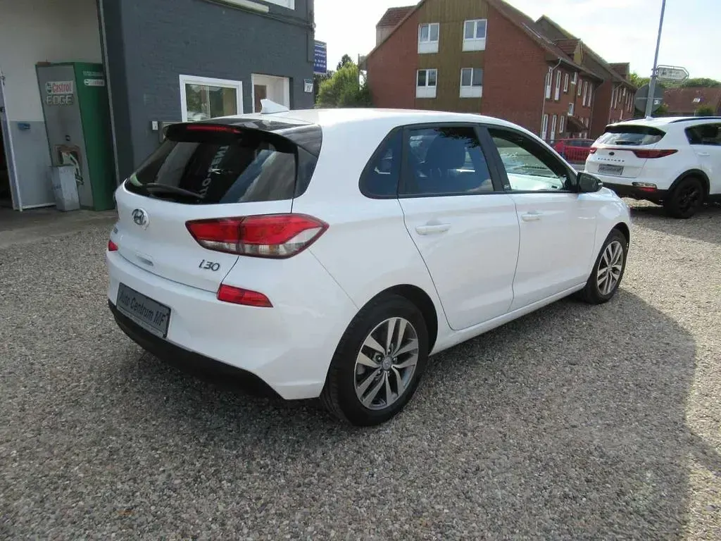Gebraucht Hyundai i30 GO! 120 PS (88 kW) 2019 Weiß Limousine
