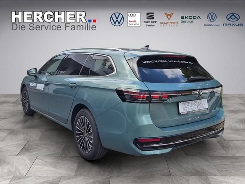 Gebraucht VW Passat Elegance 150 PS (110 kW) 2025 Blau Kombi