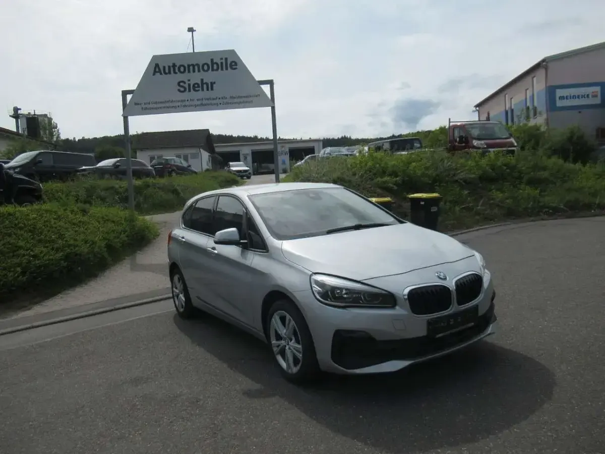 Gebraucht BMW 218 Active Tourer Advantage 140 PS (102 kW) 2020 Silber Van / Kleinbus