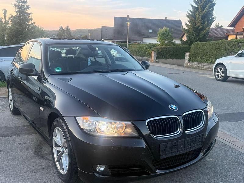 Schwarz Gebraucht 2012 BMW 318 Comfort Edition Limousine | 8.499 € (Guter Preis) - Bild 1/4