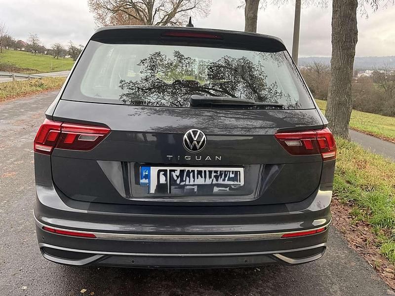 Gebraucht VW Tiguan Basis 150 PS (110 kW) 2021 Grau SUV