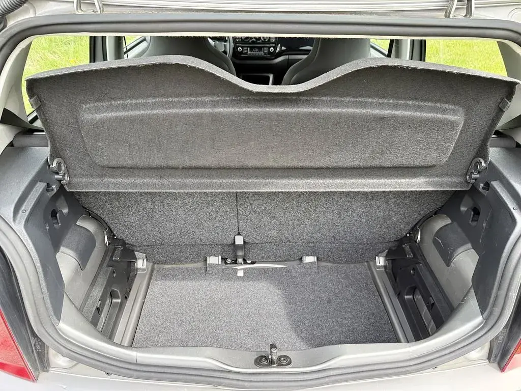 Usado VW up! 60 CV (44 kW) 2013 Gris Utilitario