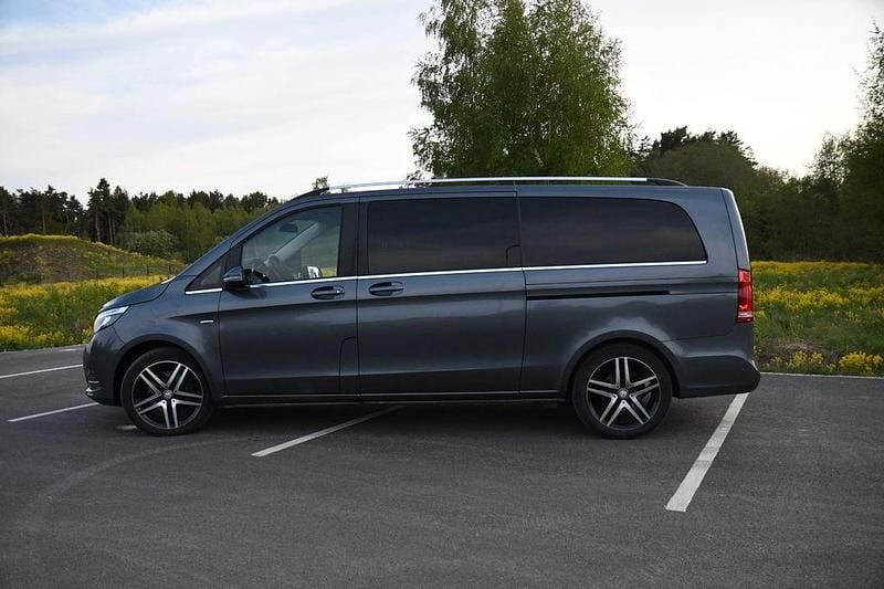 Grau Gebraucht 2016 Mercedes V250 Avantgarde Van / Kleinbus | 40.300 € (Teuer) - Bild 1/4