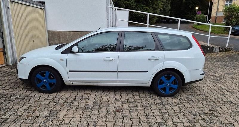Gebraucht Ford Focus 100 PS (73 kW) 2007 Weiß Kombi