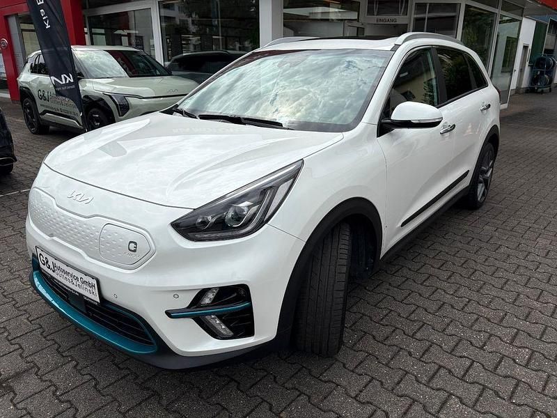 Weiß Gebraucht 2022 Kia e-Niro Spirit SUV | 24.490 € (Fairer Preis) - Bild 1/4