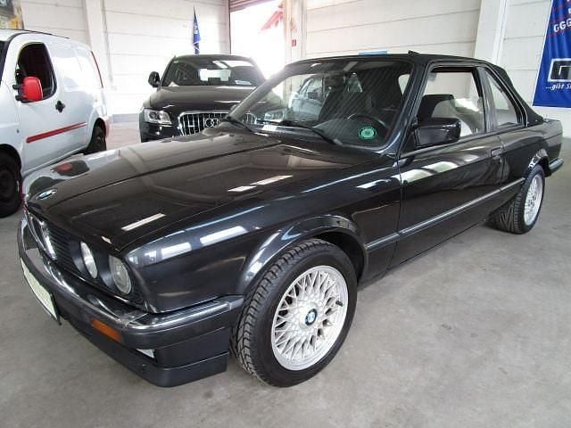 Gebraucht BMW 325 Cabriolet 122 PS (89 kW) 1986 Schwarz metallic Cabrio
