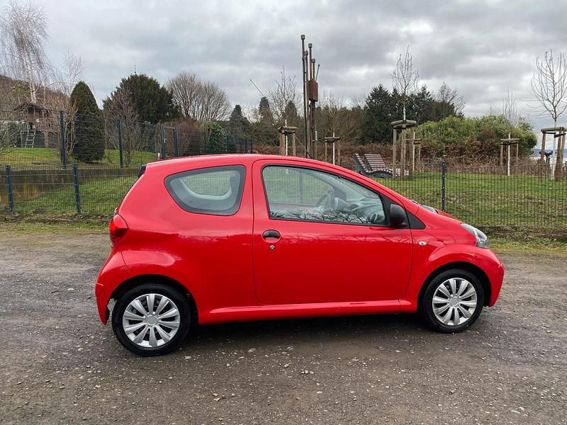 Gebraucht Toyota Aygo 68 PS (50 kW) 2009 Rot Kleinwagen