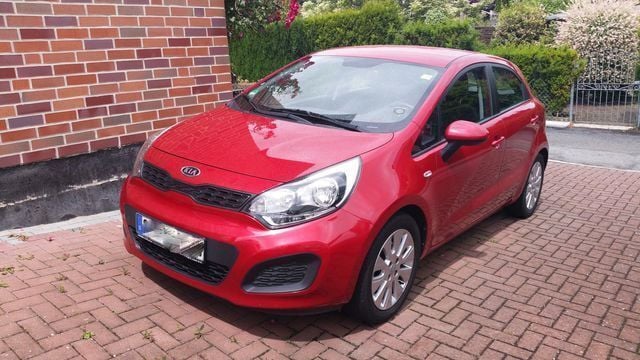 Gebraucht Kia Rio Edition 7 86 PS (63 kW) 2011 Rot metallic Limousine