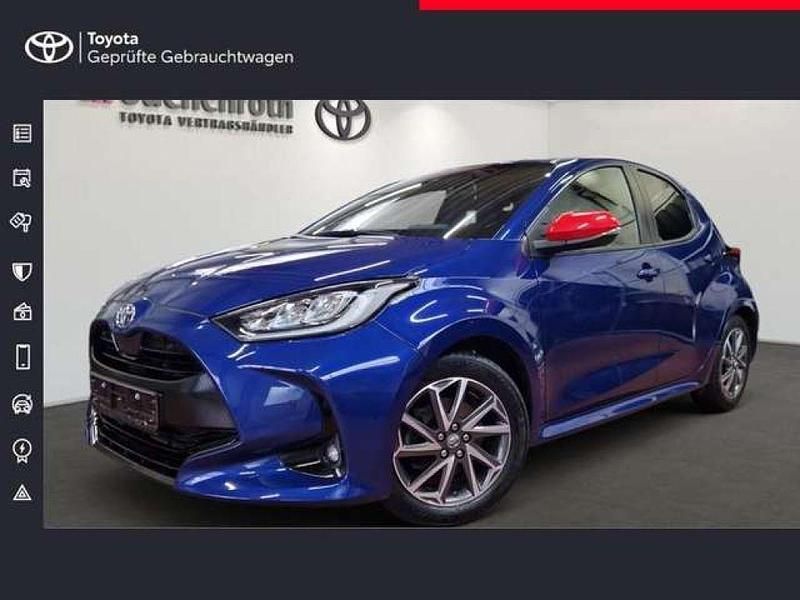 Nachtblau mica Gebraucht 2021 Toyota Yaris Hybrid Basis Kleinwagen | 18.390 € (Fairer Preis) - Bild 1/4