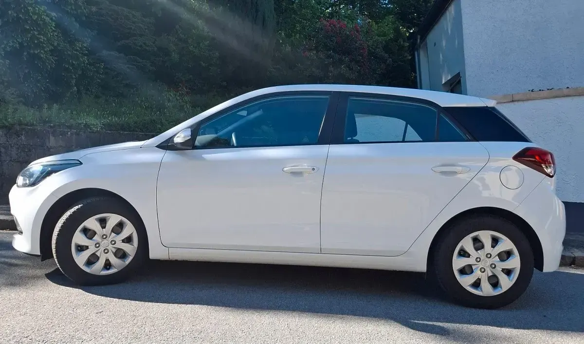 Gebraucht Hyundai i20 Classic 75 PS (55 kW) 2017 Weiß Kleinwagen