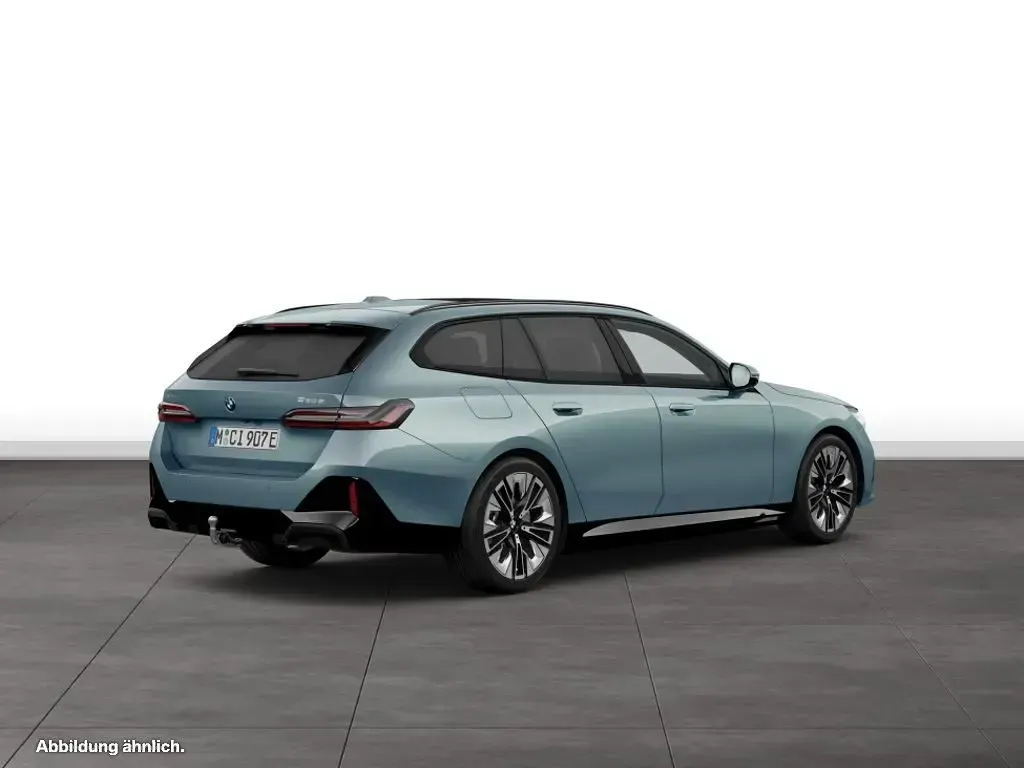 Gebraucht BMW 550e 489 PS (359 kW) 2025 Grün Kombi