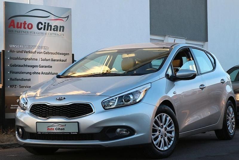 Silber Gebraucht 2013 Kia Ceed Limousine | 6.990 € (Fairer Preis) - Bild 1/4