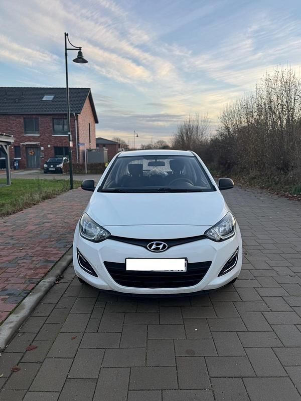 Weiß Gebraucht 2014 Hyundai i20 Edition Kleinwagen | 4.499 € (Guter Preis) - Bild 1/4