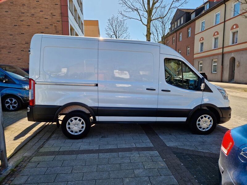 Gebraucht Ford Transit Trend 131 PS (96 kW) 2021 Weiß Limousine