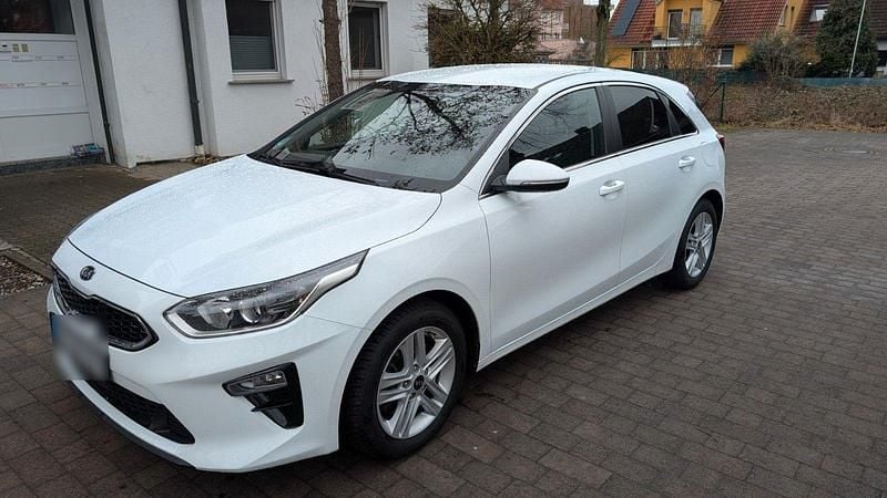 Usado Kia Ceed Vision 140 HP (102 kW) 2019 Branco Citadino