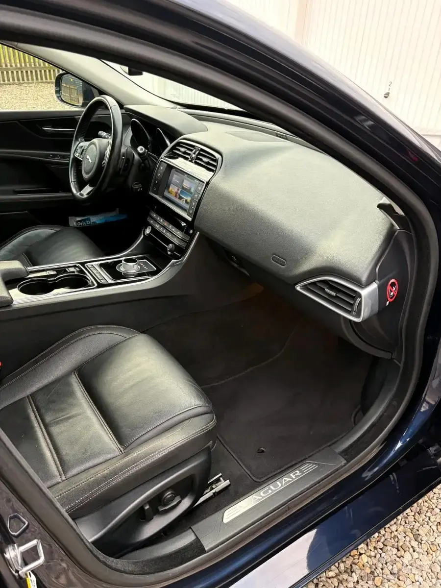 Käytetty Jaguar XE 180 HP (132 kW) 2016 Sininen Sedan
