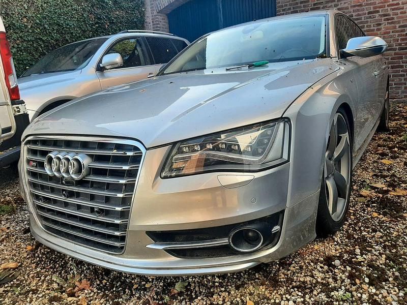 Silber Gebraucht 2012 Audi S8 Limousine | 23.450 € (Superpreis) - Bild 1/4