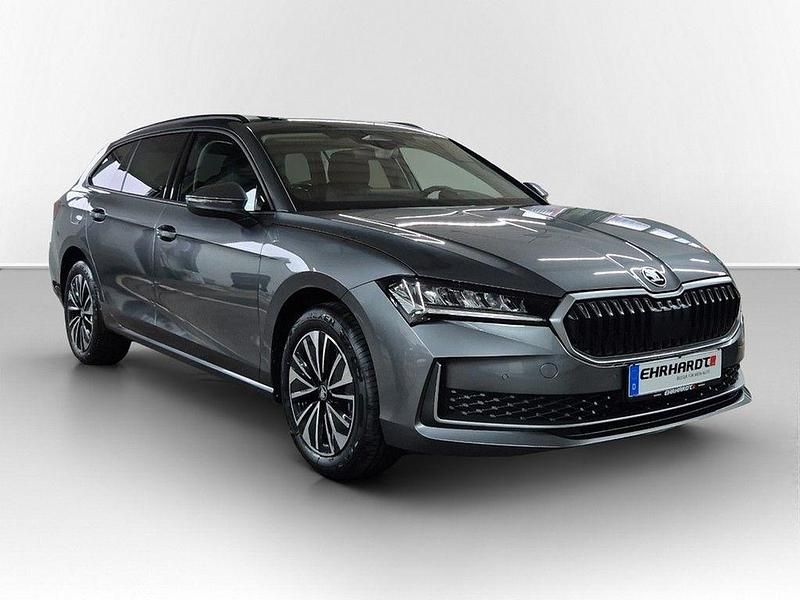 Neu Skoda Superb Selection 150 PS (110 kW) 2025 Grau Kombi