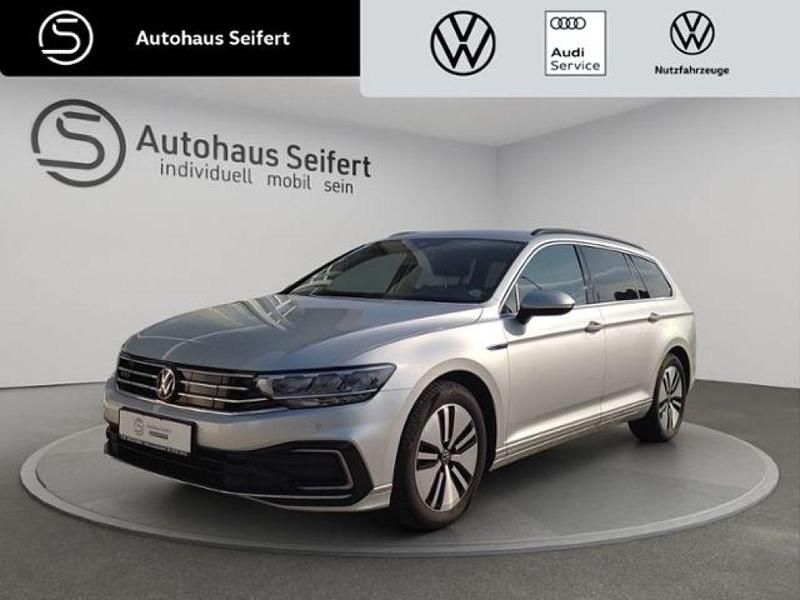 Scale silver metallic (metallic) Gebraucht 2022 VW Passat Kombi | 23.475 € (Fairer Preis) - Bild 1/4