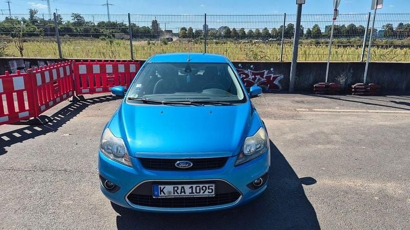 Blau Gebraucht 2009 Ford Focus Ghia Limousine | 1.850 € - Bild 1/4