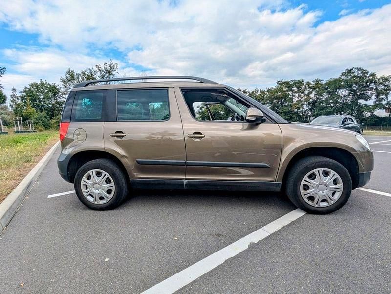 Braun Gebraucht 2012 Skoda Yeti Easy SUV | 6.700 € (Etwas zu teuer) - Bild 1/4