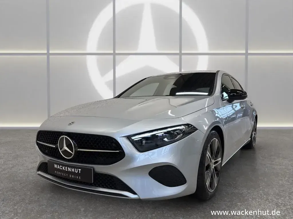Gebraucht Mercedes A200 Advanced Plus 163 PS (119 kW) 2026 Silber Limousine