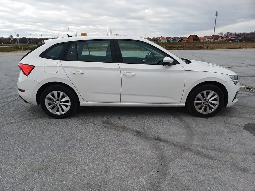 Gebraucht Skoda Scala Ambition 110 PS (80 kW) 2023 Weiß Kleinwagen