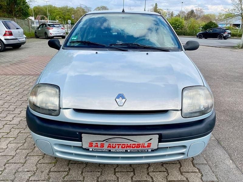 Używany Renault Clio II 58 KM (42 kW) 2000 Srebrny Hatchback