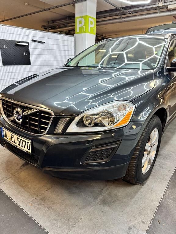 Grau Gebraucht 2011 Volvo XC60 Drive Kinetic SUV | 9.400 € (Fairer Preis) - Bild 1/4