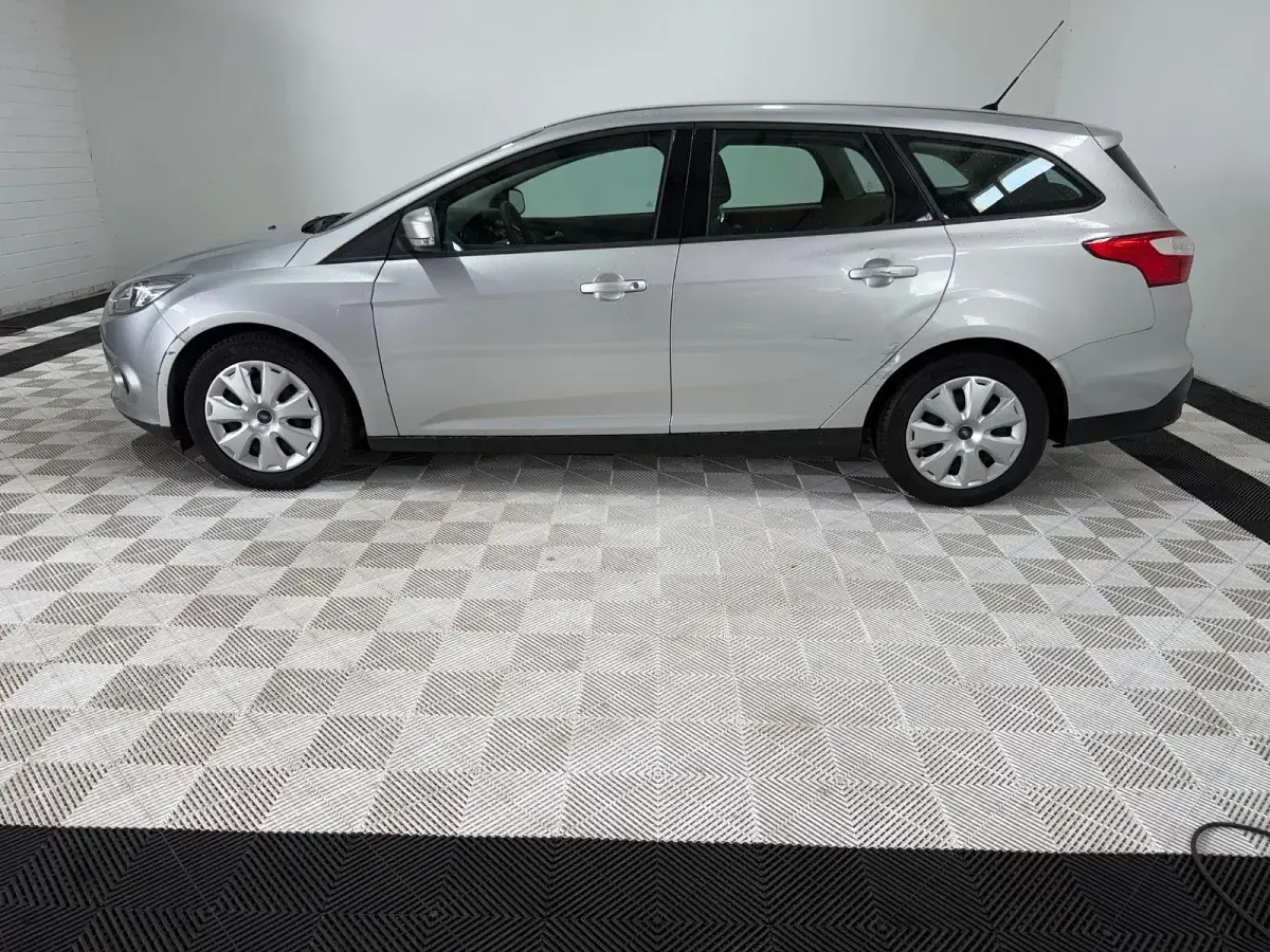 Gebraucht Ford Focus Trend 116 PS (85 kW) 2013 Grau Kombi