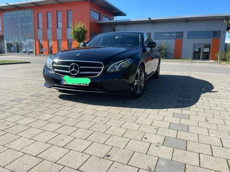 Schwarz Gebraucht 2019 Mercedes E200 Limousine | 19.000 € (Fairer Preis) - Bild 1/4