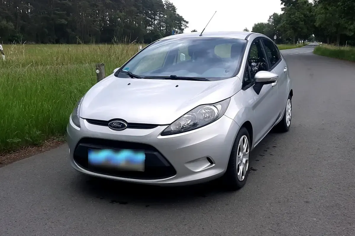 Gebraucht Ford Fiesta 60 PS (44 kW) 2011 Silber Kleinwagen