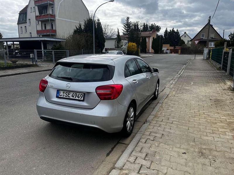 Gebraucht Mercedes A180 122 PS (89 kW) 2014 Limousine